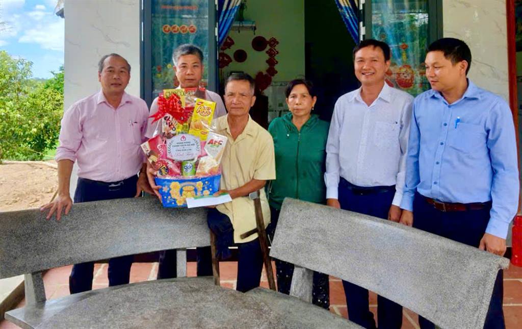 NGÂN HÀNG CHÍNH SÁCH XÃ HỘI TUY AN THĂM, TẶNG QUÀ THƯƠNG BINH NHÂN DỊP 27/7