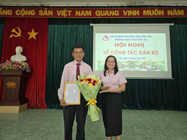 CÔNG BỐ VÀ TRAO QUYẾT ĐỊNH BỔ NHIỆM PHÓ GIÁM ĐỐC  PHÒNG GIAO DỊCH NGÂN HÀNG CHÍNH SÁCH XÃ HỘI TUY AN