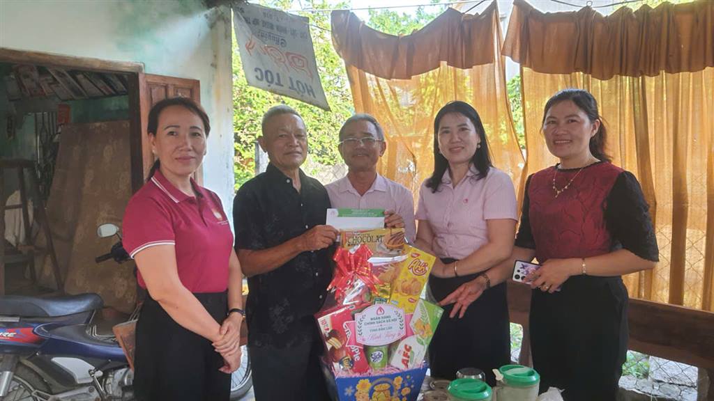Phòng giao dịch Ngân hàng chính sách xã hội khu vực Tuy An tổ chức thăm hỏi, tặng quà gia đình chính sách, người có công nhân kỷ niệm 79 năm ngày Thương binh - Liệt sĩ (27/7/1947-27/7/2026)