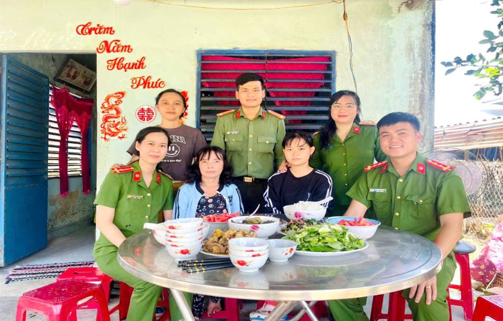 ẤM ÁP “ BỮA CƠM ĐOÀN VIÊN” CÙNG GIA ĐÌNH CON NUÔI CÔNG AN XÃ