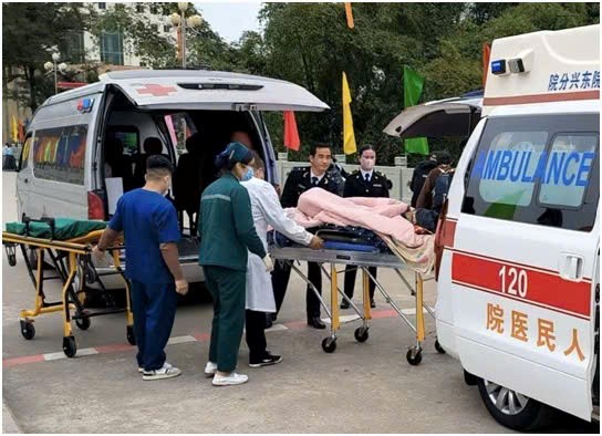 Kiểm dịch y tế phối hợp liên ngành hỗ trợ vận chuyển bệnh nhân qua Cửa khẩu quốc tế Móng Cái sang Trung Quốc cấp cứu, điều trị