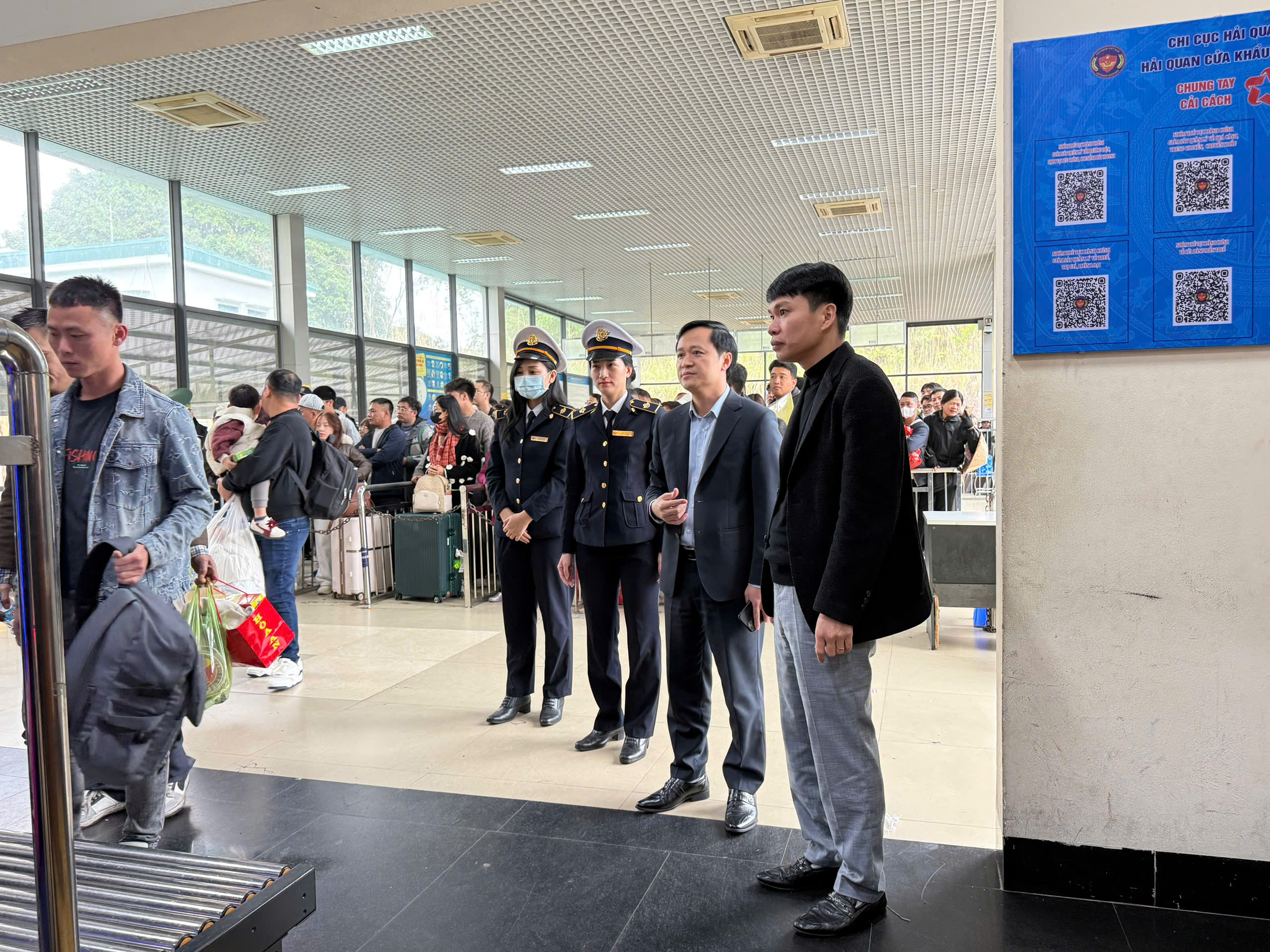 LÃNH ĐẠO SỞ Y TẾ CHỈ ĐẠO CÔNG TÁC KIỂM DỊCH Y TẾ, THĂM HỎI VÀ ĐỘNG VIÊN TẠI CỬA KHẨU QUỐC TẾ MÓNG CÁI DỊP TRƯỚC TẾT NGUYÊN ĐÁN