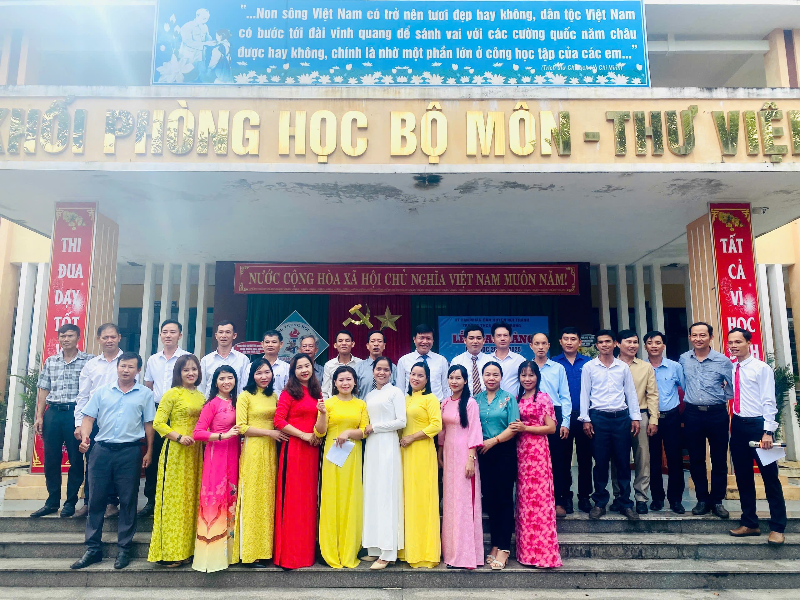 HÌNH ẢNH TẬP THỂ NHÀ TRƯỜNG NHÂN NGÀY KHAI TRƯỜNG