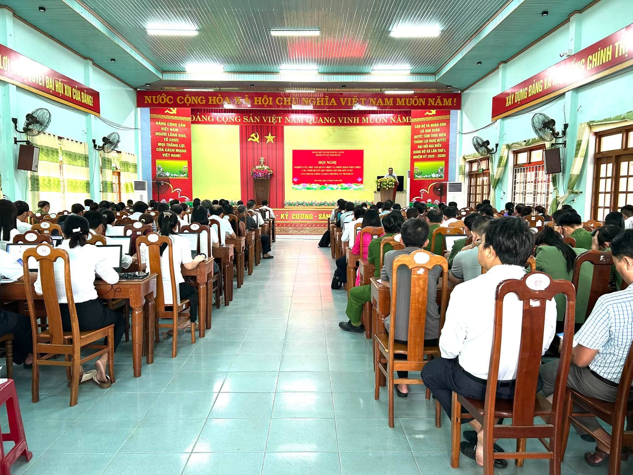 ĐẢNG ỦY XÃ TAM XUÂN TỔ CHỨC HỘI NGHỊ NGHIÊN CỨU, HỌC TẬP, QUÁN TRIỆT VÀ TRIỂN KHAI CÁC VĂN BẢN MỚI CỦA TRUNG ƯƠNG VÀ BAN THƯỜNG VỤ THÀNH ỦY