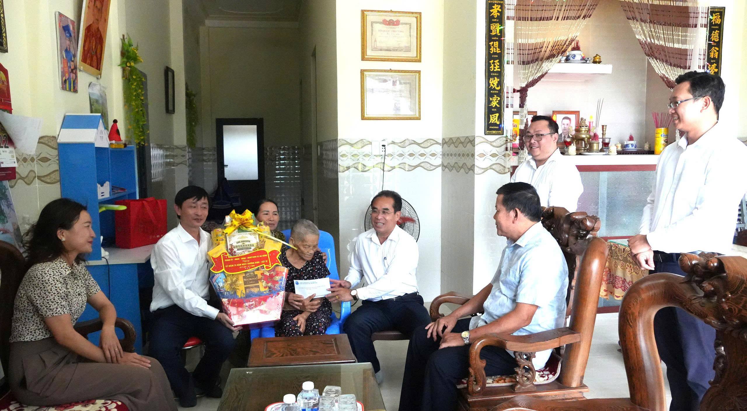 Phó Chủ tịch UBND thành phố Trần Anh Tuấn, và lãnh đạo xã Tam Xuân đến thăm, tặng quà các Bà Mẹ Việt Nam anh hùng trên địa bàn xã Tam Xuân.