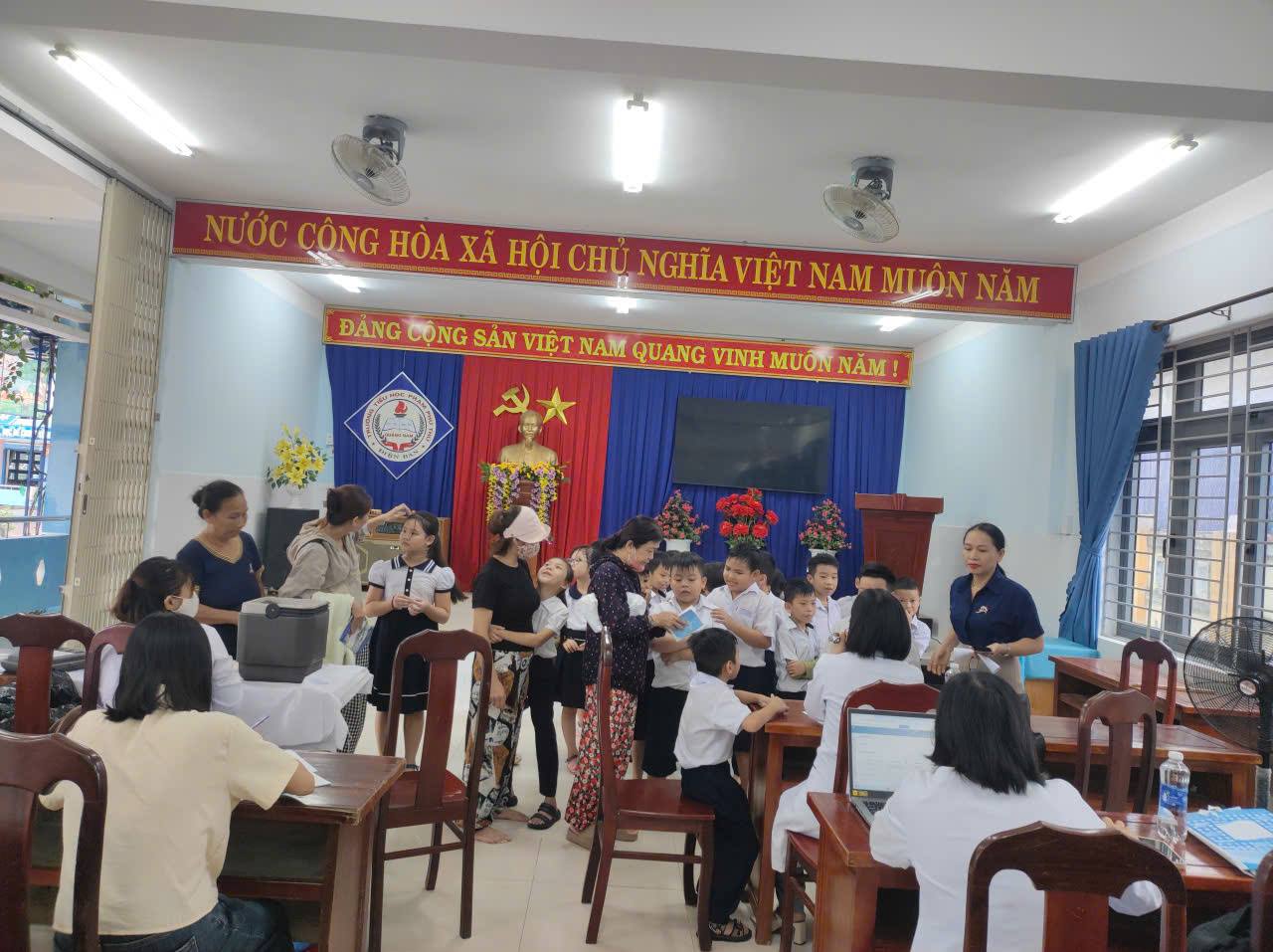Trường Tiểu học Phạm Phú Thứ phối hợp Trạm Y tế Phường tổ chức tiêm vắc xin uốn ván – bạch hầu cho học sinh sinh năm 2018
