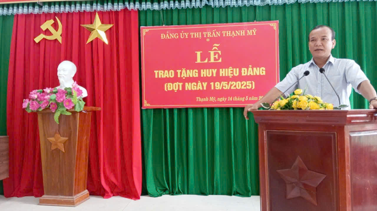 Trao tặng Huy hiệu Đảng đợt 19/5 cho các đảng viên