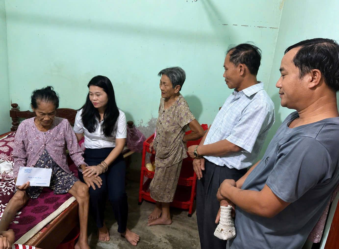 Lãnh đạo xã thăm, tặng quà gia đình chính sách nhân kỷ niệm 79 năm ngày Thương binh - Liệt sĩ