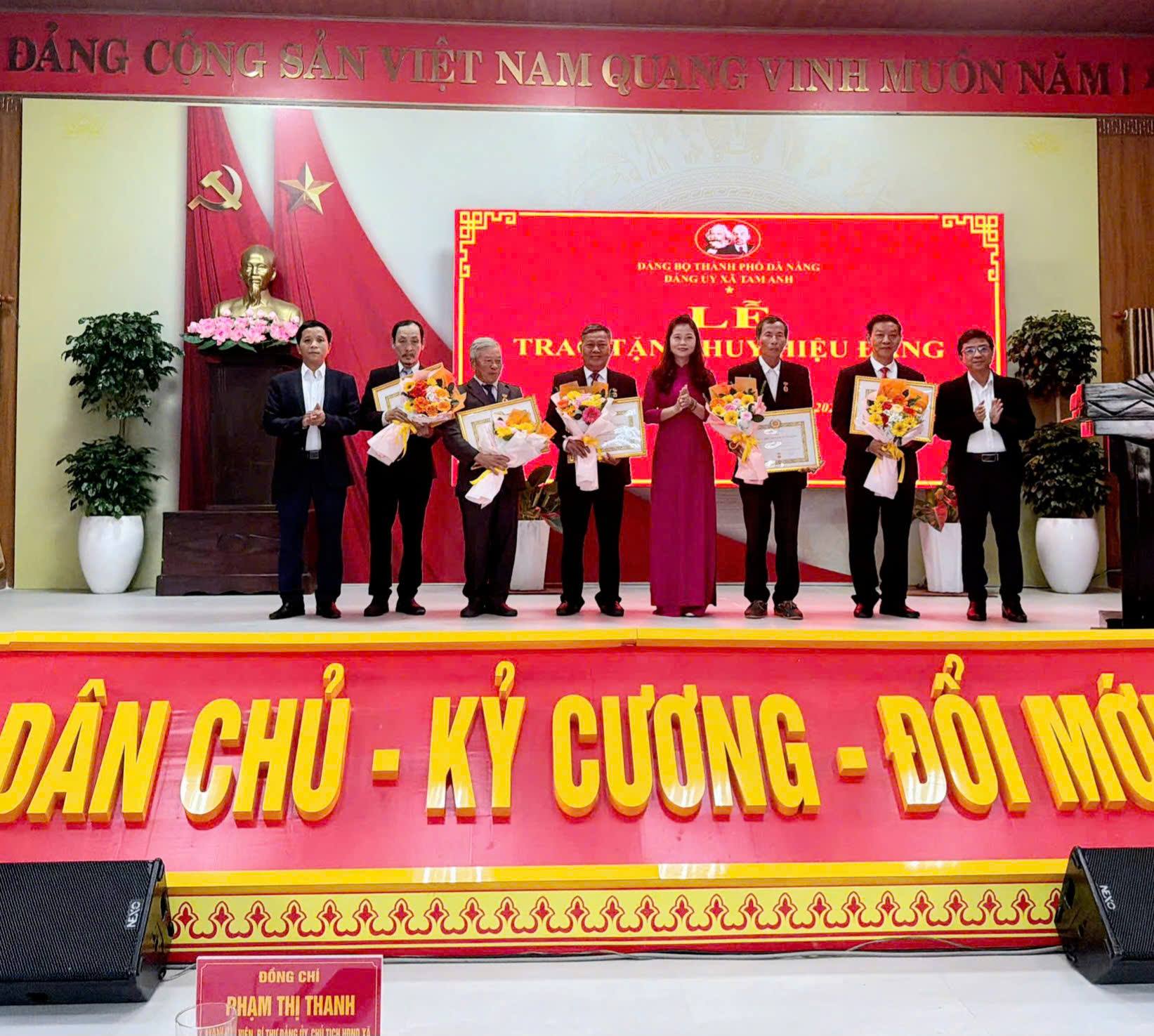 Trang trọng lễ trao huy hiệu Đảng tại xã Tam Anh nhân kỷ niệm 96 năm ngày thành lập Đảng