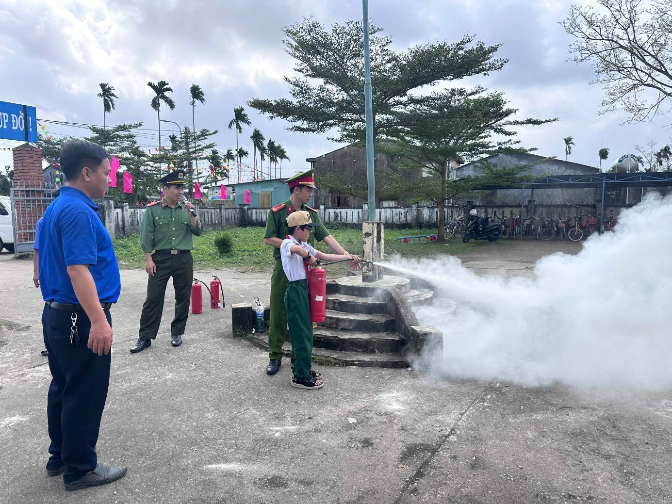 Công an xã Tam Anh tuyên truyền pháp luật về pháo nổ và phòng cháy, chữa cháy tại Trường Tiểu học Trần Văn Ơn