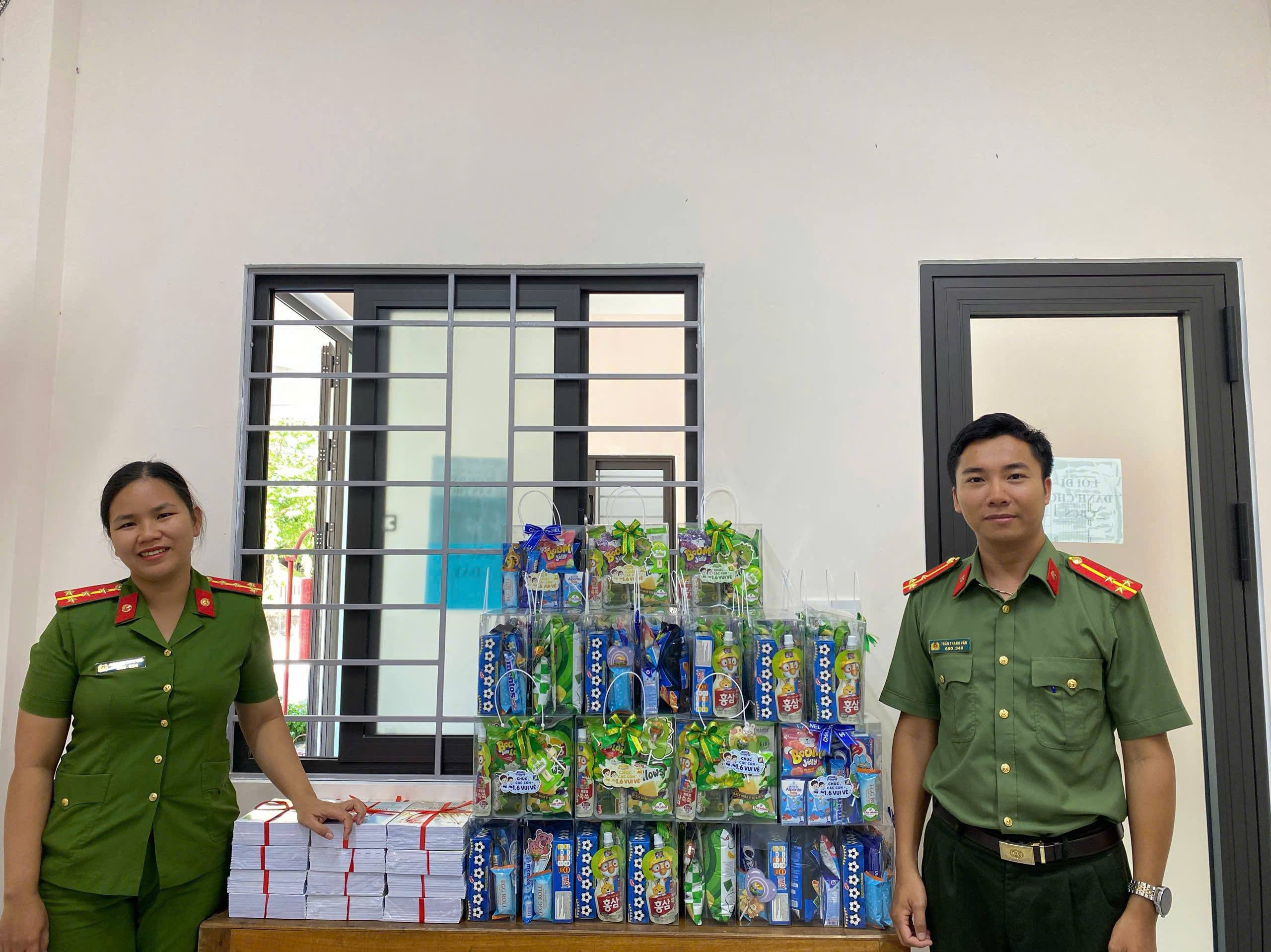 Chi hội Phụ nữ Công an xã Tam Anh thăm, tặng quà con đỡ đầu nhân Ngày Quốc tế Thiếu nhi