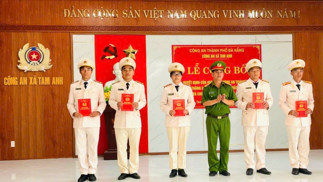 Công an xã Tam Anh tổ chức Lễ chào cờ và công bố quyết định thăng cấp bậc hàm, nâng lương năm 2026