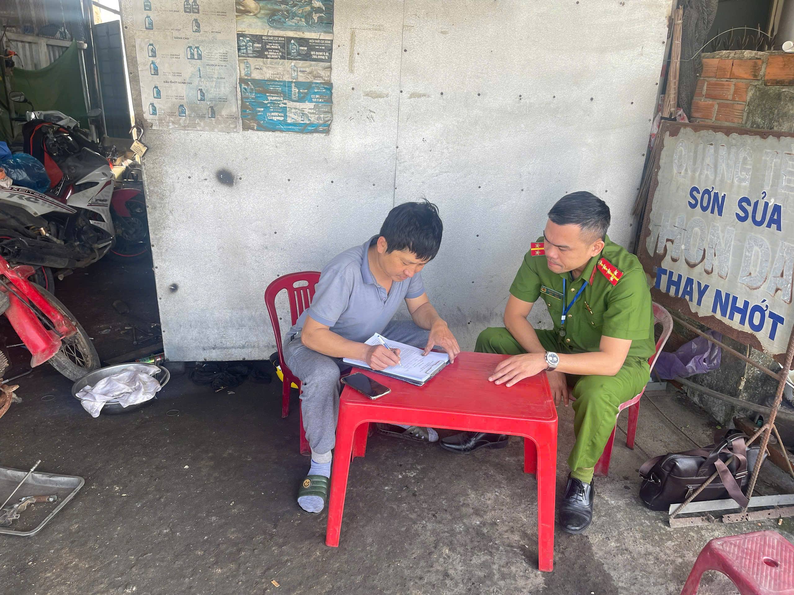 Công an xã Tam Anh tuyên truyền, ký cam kết với các cơ sở sửa xe phòng ngừa “độ xe”, đua xe trái phép