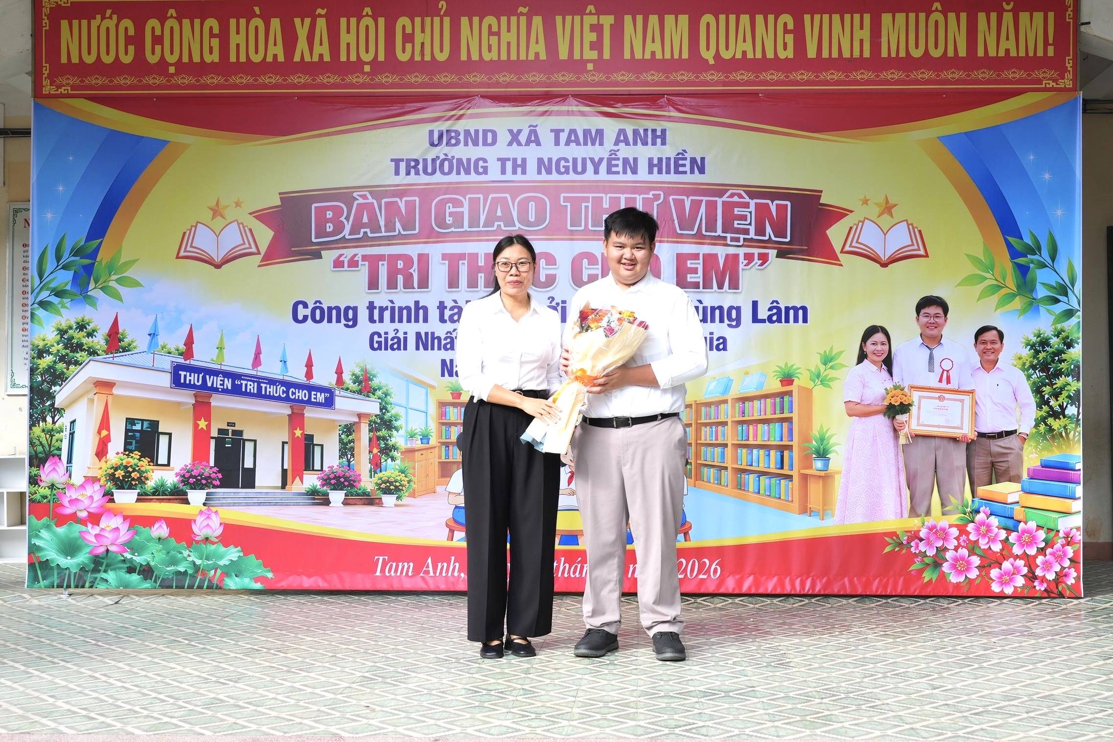 Em Bùi Tùng Lâm bàn giao thư viện Tri thức cho em tại trường Tiểu học Nguyễn Hiền