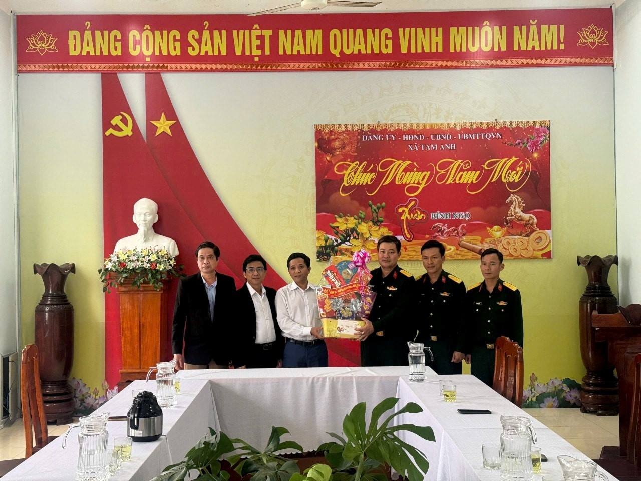Ban Chỉ huy Phòng thủ khu vực 4 – Bàn Thạch thăm và chúc Tết địa phương