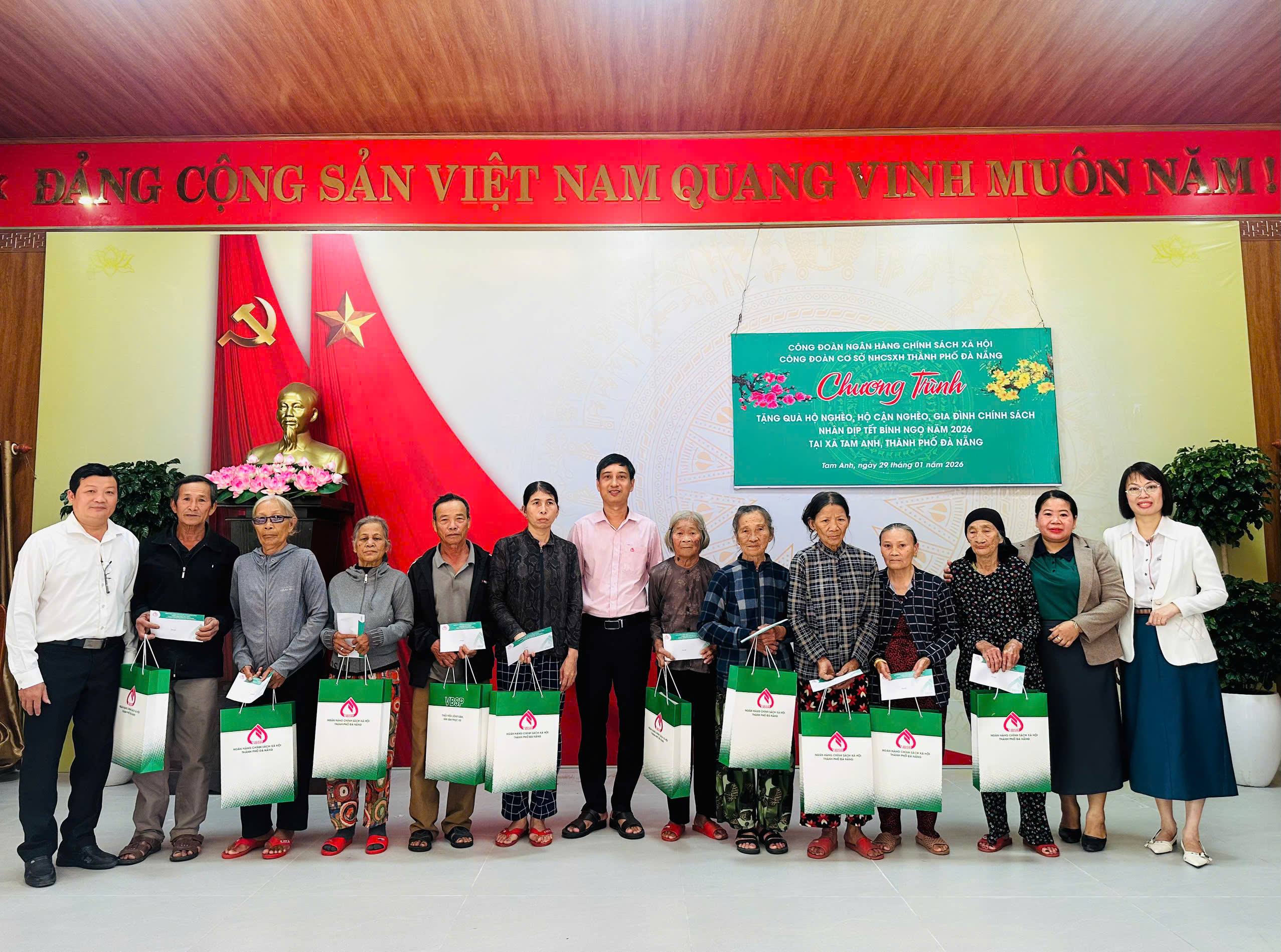 Ngân hàng Chính sách xã hội Núi Thành trao quà Tết cho hộ gia đình có hoàn cảnh khó khăn tại xã Tam Anh