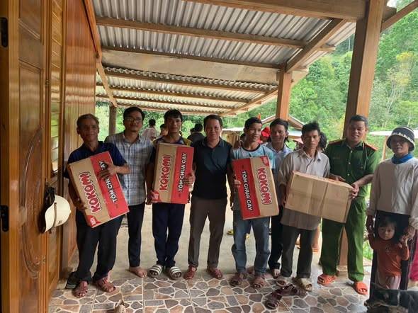 ĐỒNG CHÍ PHÓ CHỦ TỊCH UBND XÃ TRÀ VÂN CÙNG ĐOÀN CÔNG TÁC CỦA XÃ ĐẾN THĂM, ĐỘNG VIÊN VÀ NẮM TÌNH HÌNH ĐỜI SỐNG CỦA BÀ CON NHÂN DÂN THÔN 6