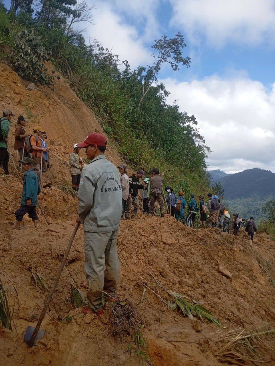 BÀ CON THÔN 6 HƯỞNG ỨNG PHÁT DỌN, KHƠI THÔNG TUYẾN ĐƯỜNG RA TRUNG TÂM XÃ TRÀ VÂN