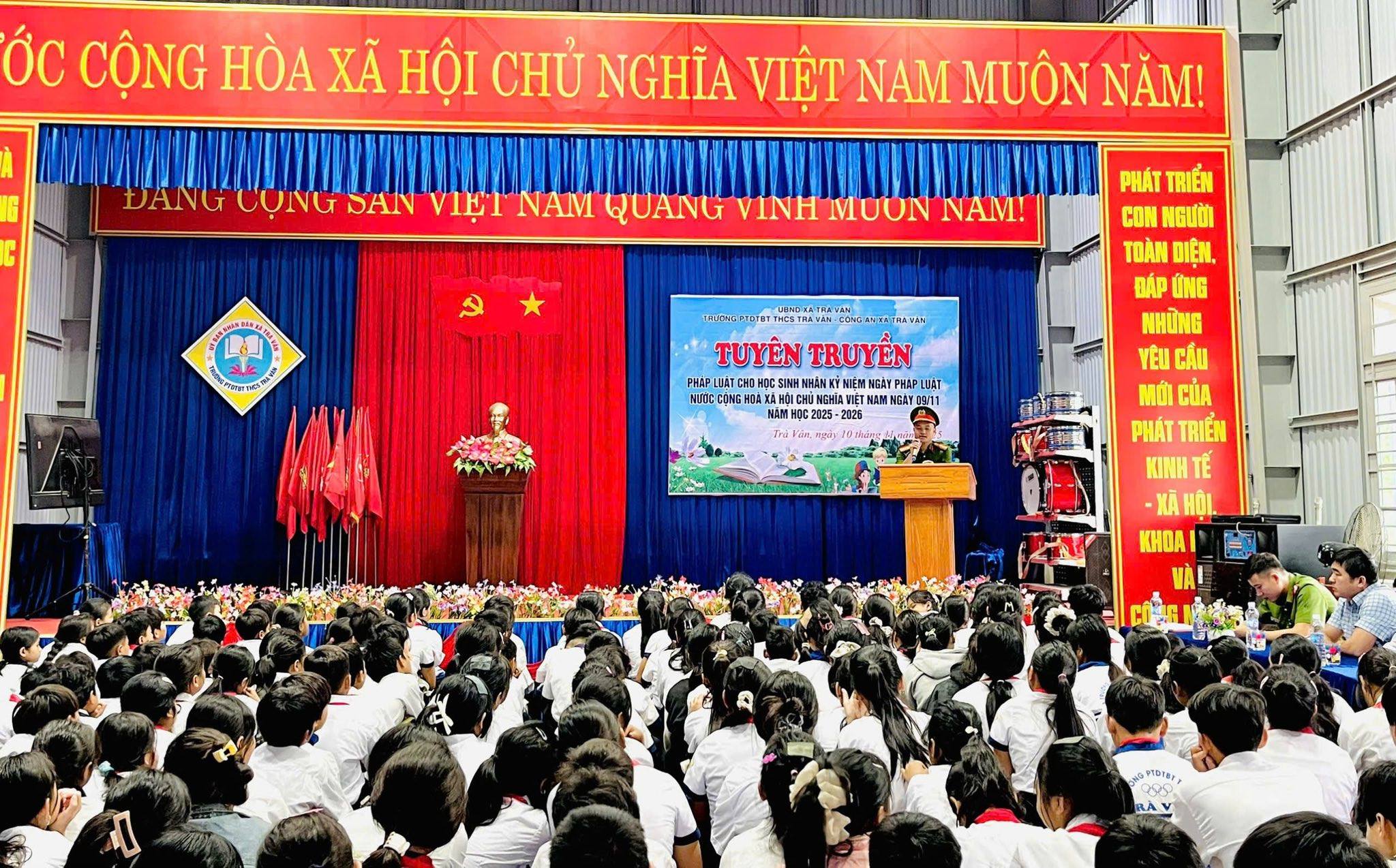 HOẠT ĐỘNG TUYÊN TRUYỀN PHÁP LUẬT CHO HỌC SINH – HƯỚNG ỨNG NGÀY PHÁP LUẬT VIỆT NAM 9/11