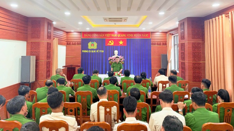 Lãnh đạo Công an TP làm việc với các đơn vị nghiệp vụ về thực hiện nhiệm vụ chính trị được giao sau sáp nhập