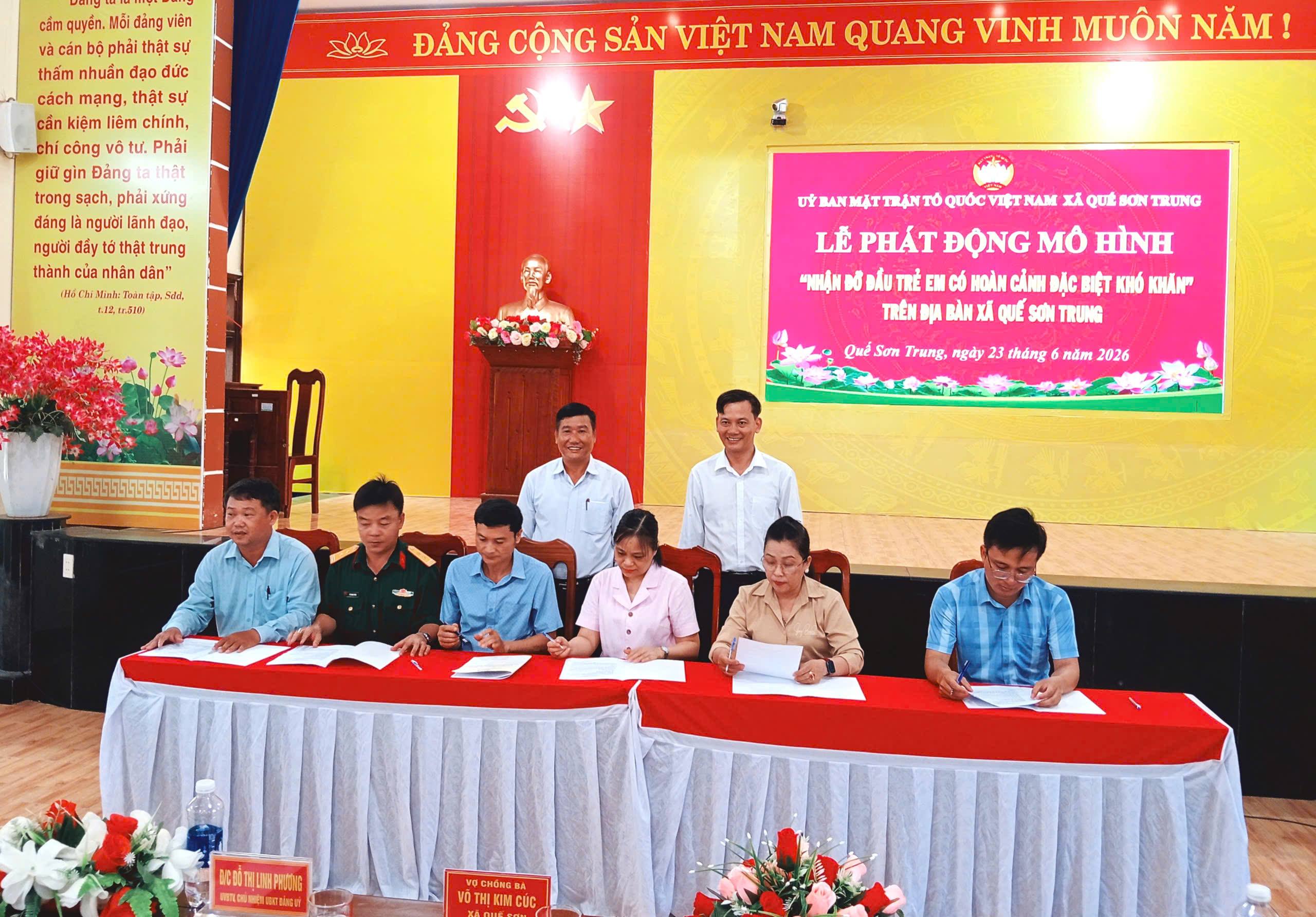Xã Quế Sơn Trung nhận đỡ đầu trẻ em có hoàn cảnh đặc biệt khó khăn.