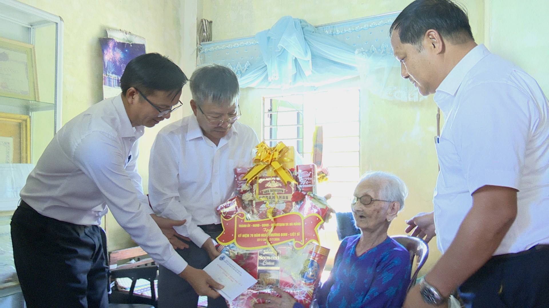 Phó Bí thư Thành ủy, Chủ tịch HĐND thành phố - Nguyễn Đức Dũng thăm, tặng quà Bà mẹ Việt Nam anh hùng tại xã Quế Sơn Trung