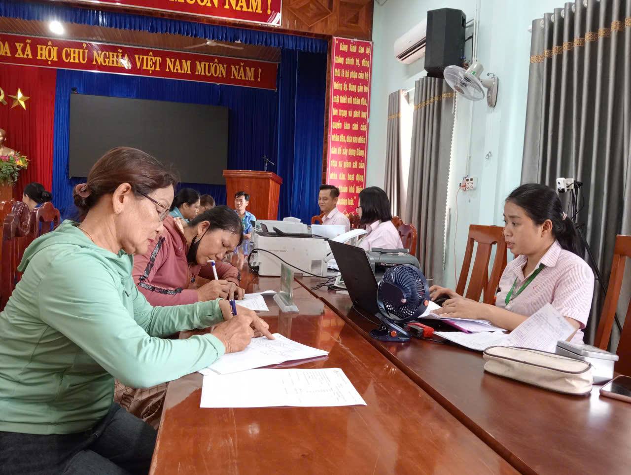 Xã Quế Sơn Trung Duy trì 4 điểm giao dịch Ngân hàng chính sách