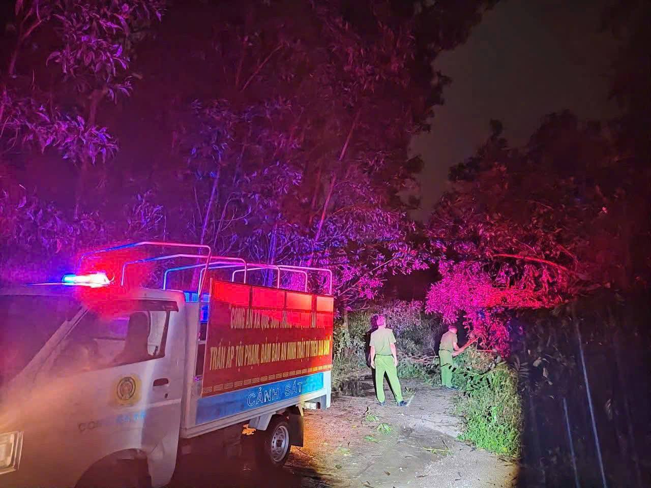 CÔNG AN XÃ QUẾ SƠN TRUNG KHẨN TRƯƠNG KHẮC PHỤC HẬU QUẢ BÃO SỐ 13