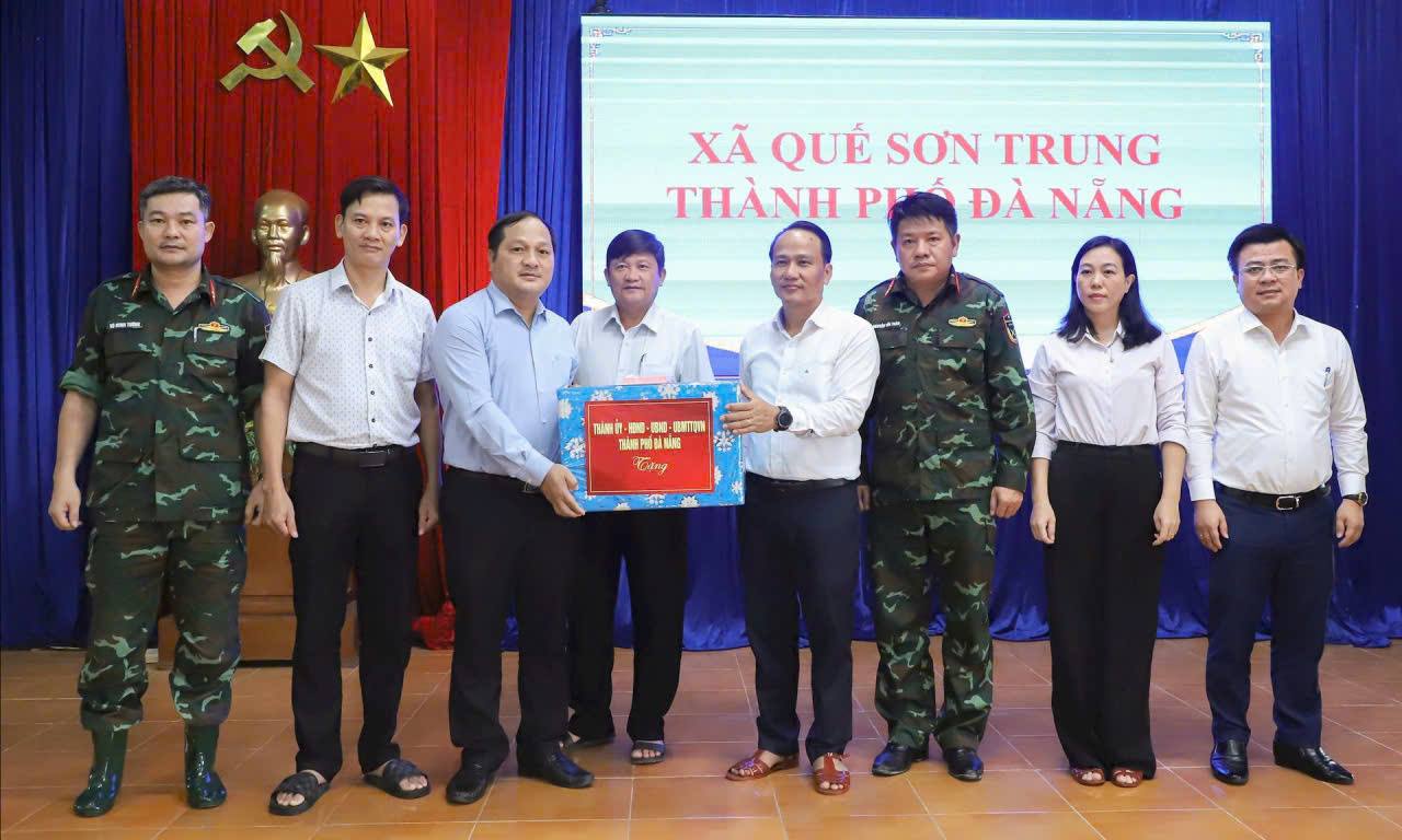 Phó Bí thư Thường trực Thành uỷ Đà Nẵng kiểm tra công tác khắc phục hậu quả mưa, lũ và tặng quà cho người dân xã Quế Sơn Trung.