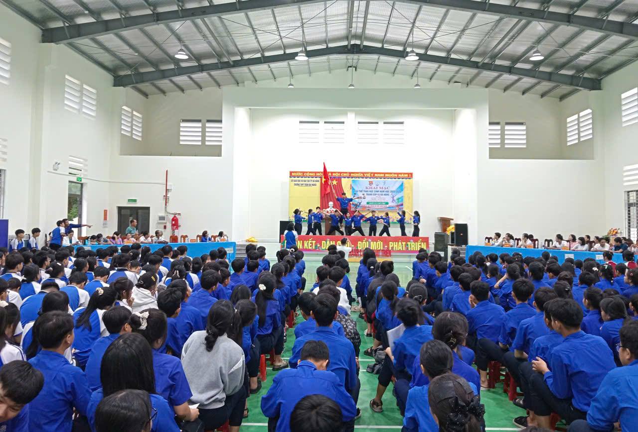 Trường THPT Trần Đại Nghĩa khai mạc Giải Thể thao học sinh.
