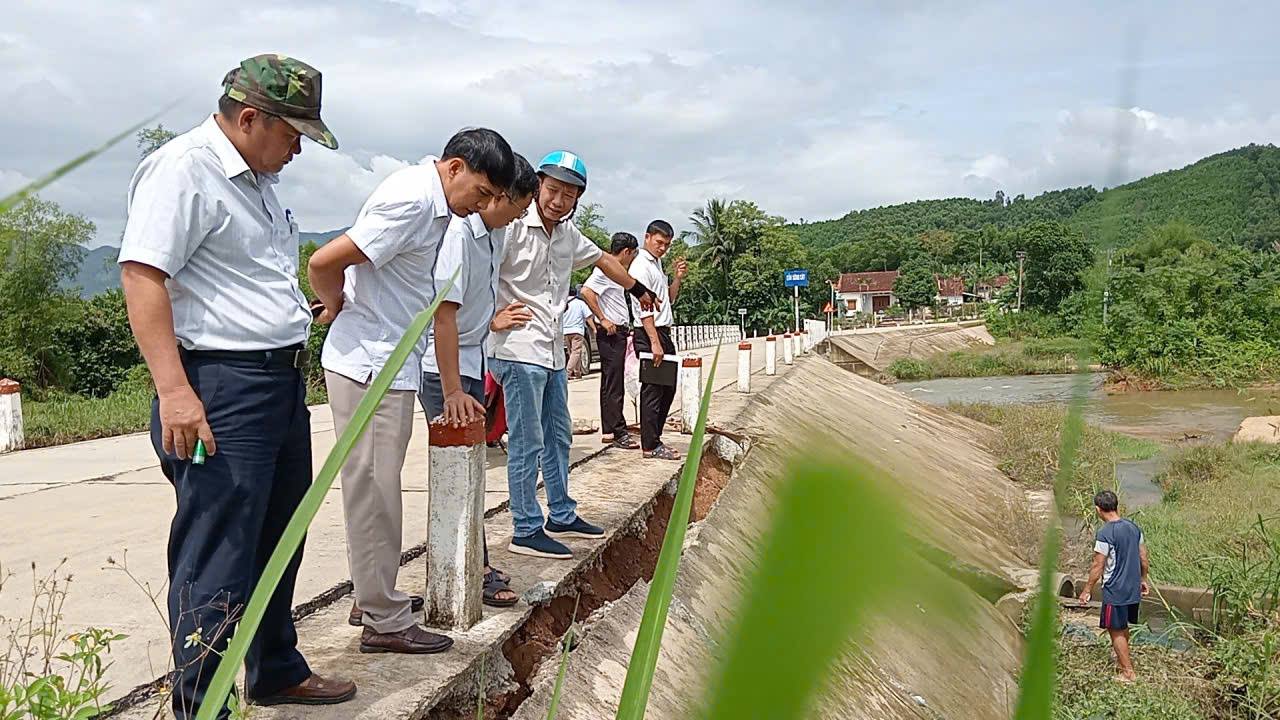 Chủ tịch UBND xã kiểm tra các công trình giao thông, thuỷ lợi trên địa bàn xã.