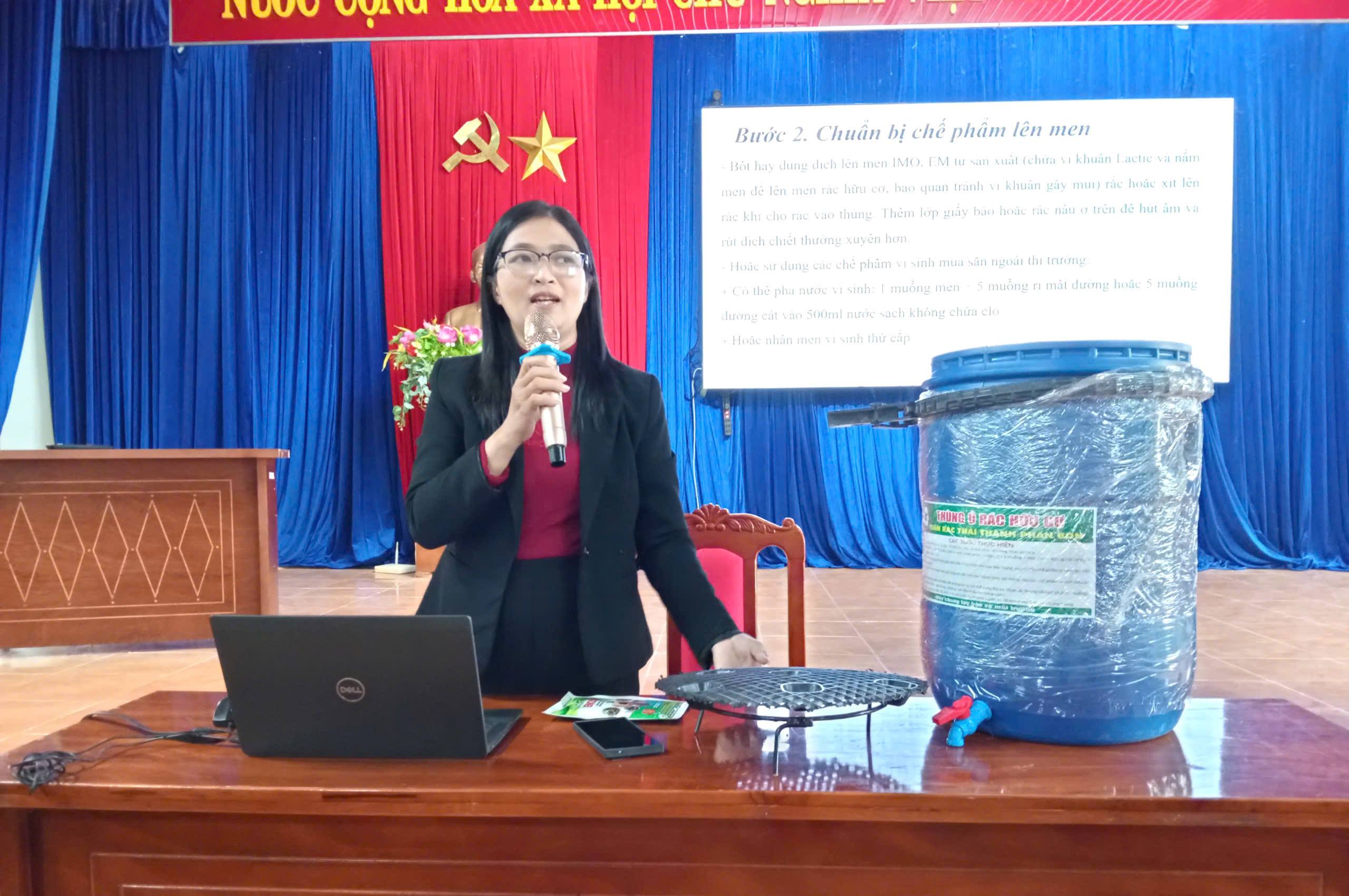 xã Quế Sơn Trung tập huấn xử lý rác thải và tặng thùng ủ rác hữu cơ cho nhân dân