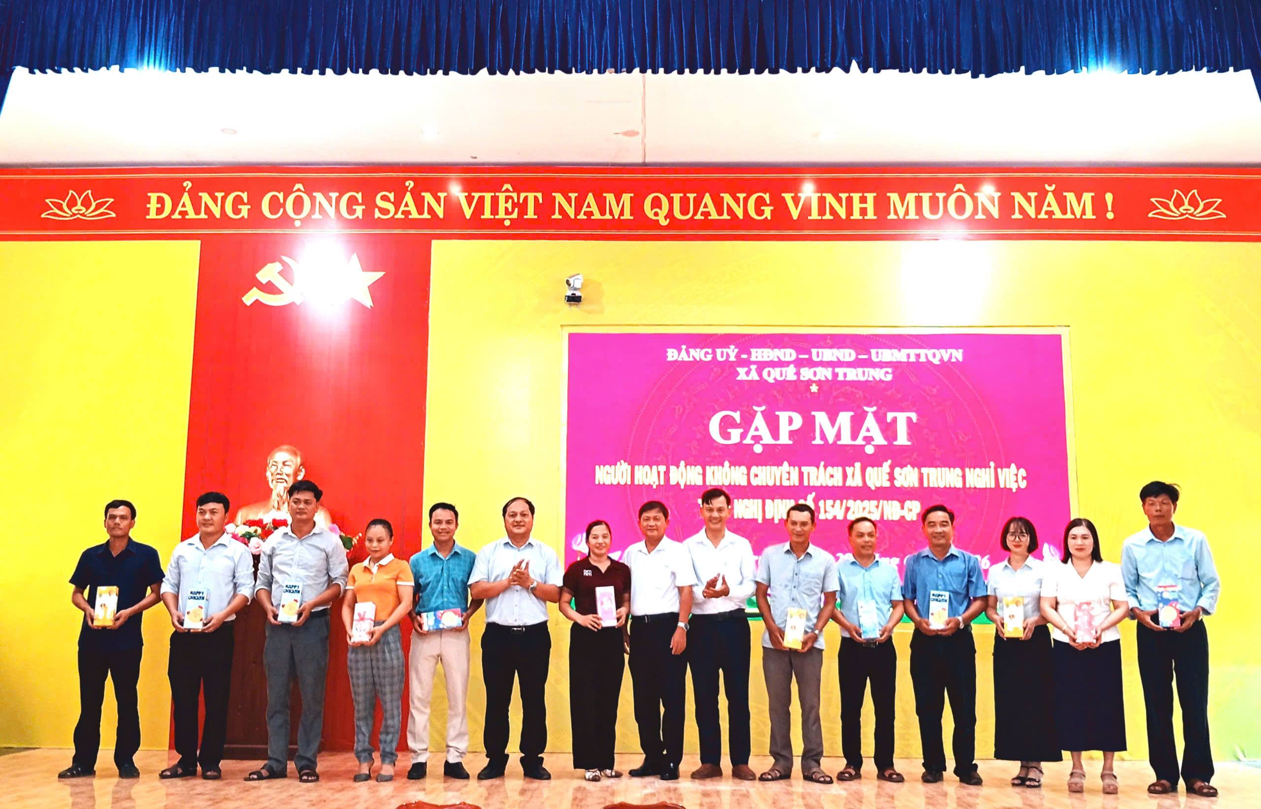 Xã Quế Sơn Trung gặp mặt người hoạt động không chuyên trách.