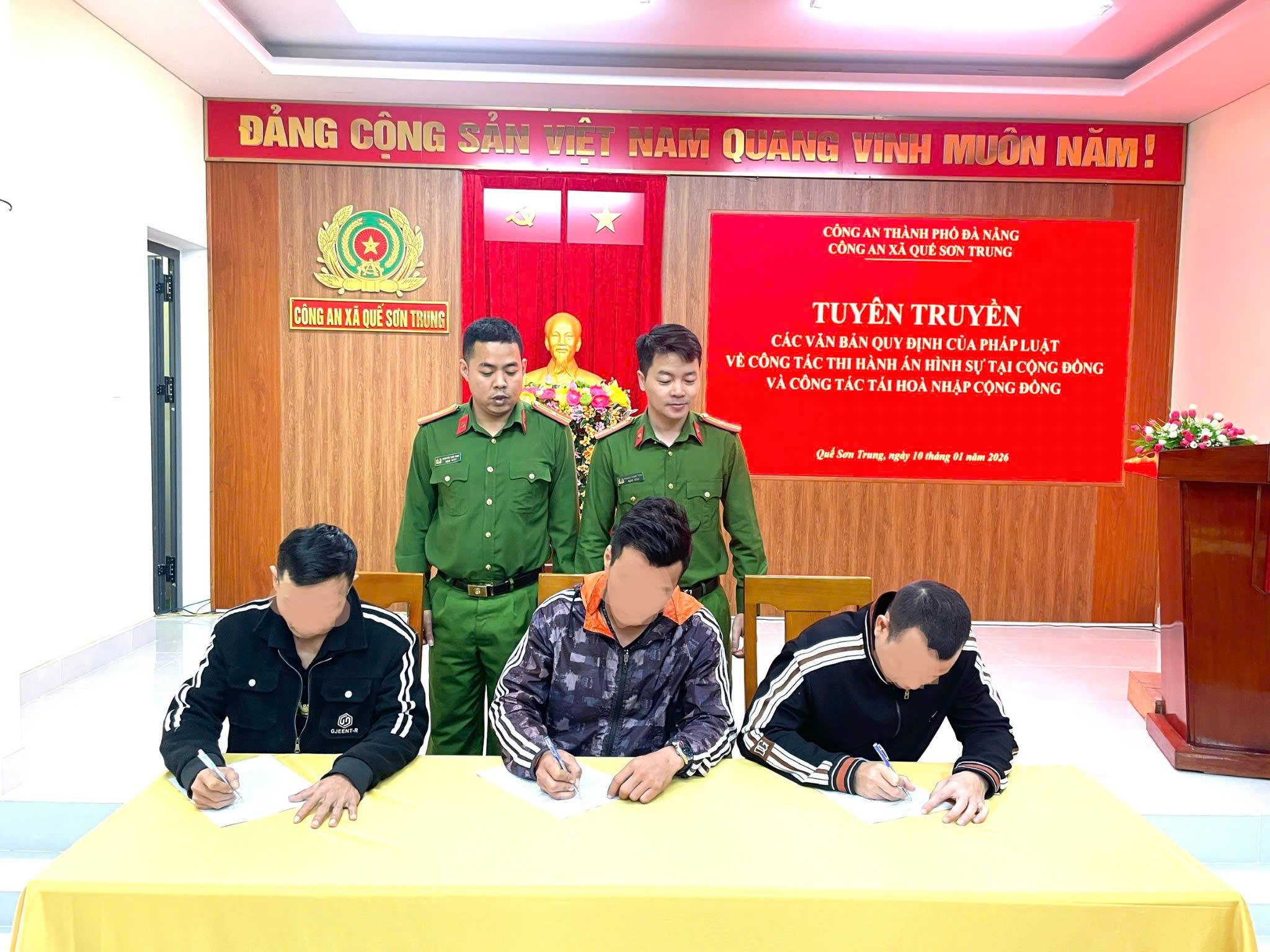 Công an xã Quế Sơn Trung tuyên truyền pháp luật cho người chấp hành án hình sự tại cộng đồng và người tái hoà nhập cộng đồng.