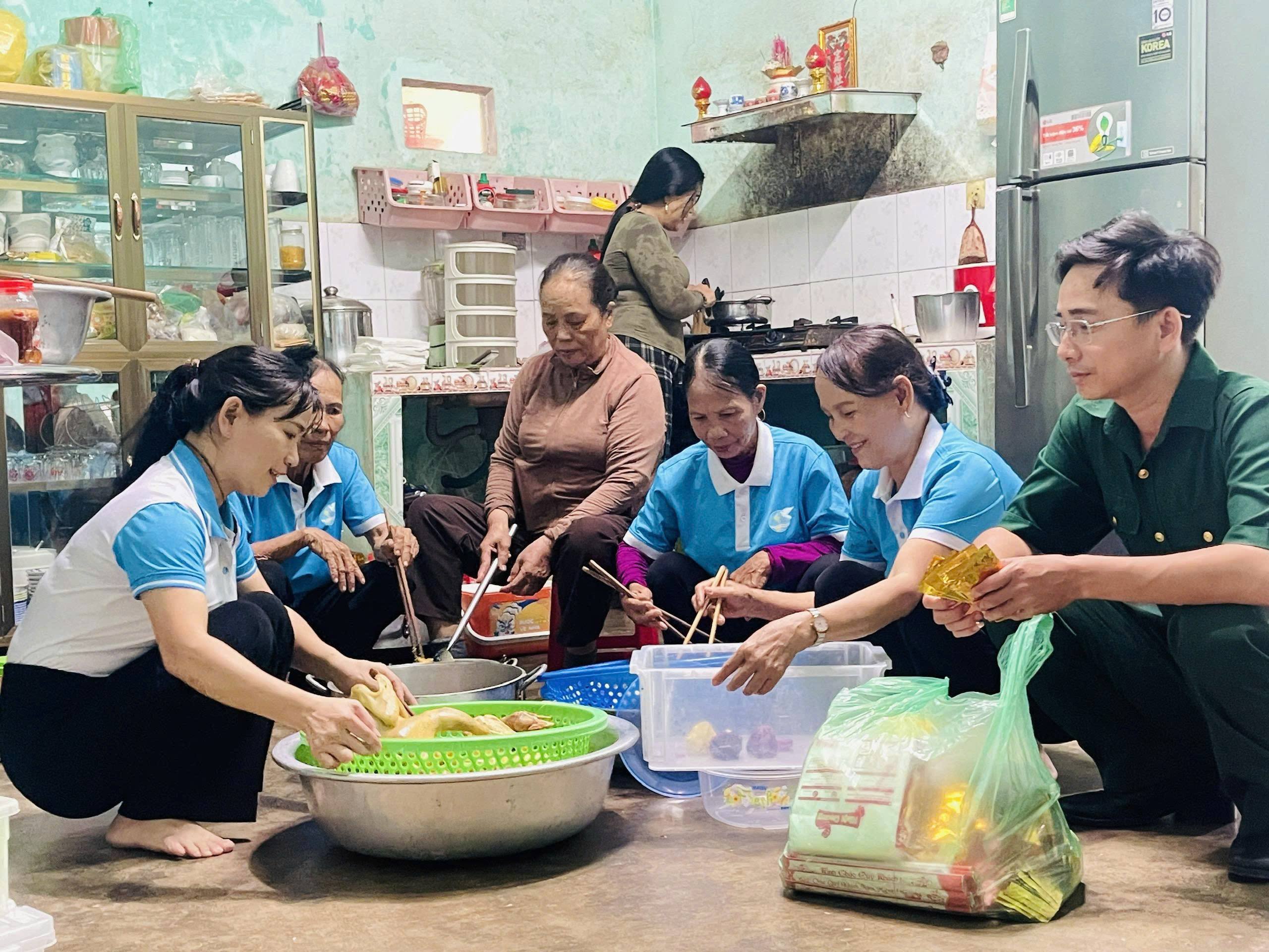 Ấm áp bữa cơm đồng hành cùng lực lượng tham gia Chiến dịch 500 ngày đêm