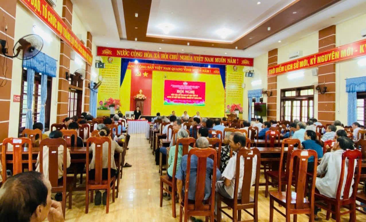 Bí thư Đảng ủy xã Quế Sơn Trung tiếp xúc cử tri sau kỳ họp thứ tư!