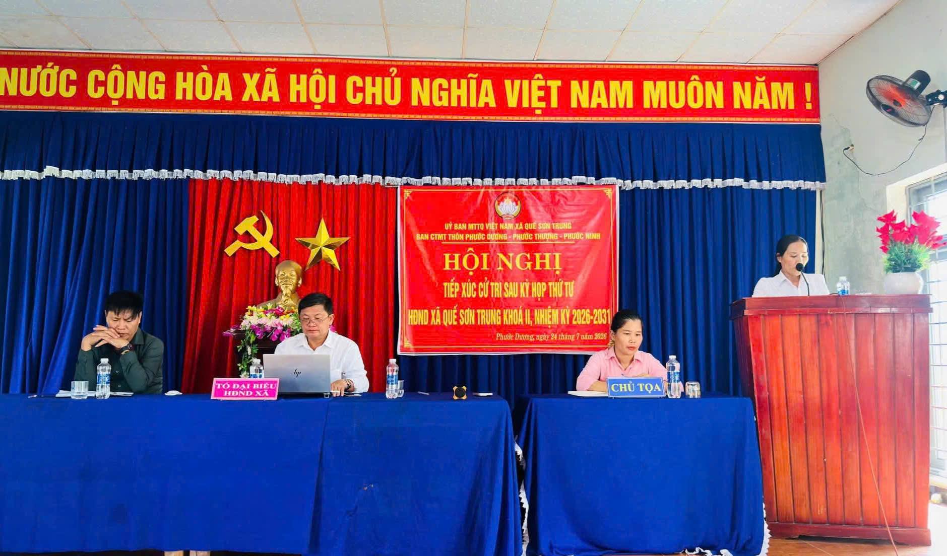 Chủ tịch UBND xã Quế Sơn Trung tiếp xúc cử tri sau kỳ họp thứ tư.