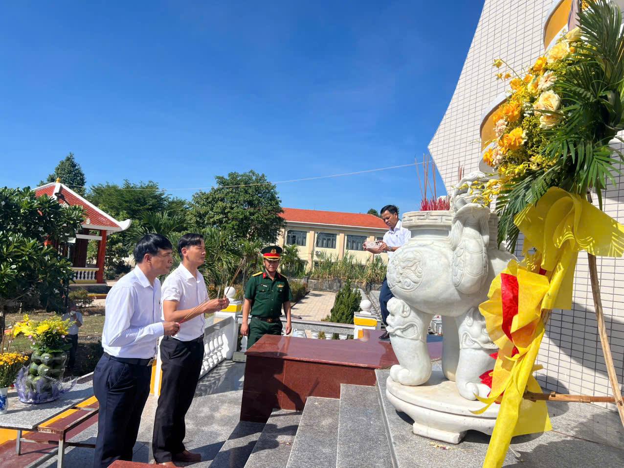 Lãnh đạo xã Quế Sơn Trung dâng hương tưởng niệm các Anh hùng Liệt sỹ, thăm tặng quà người có công.