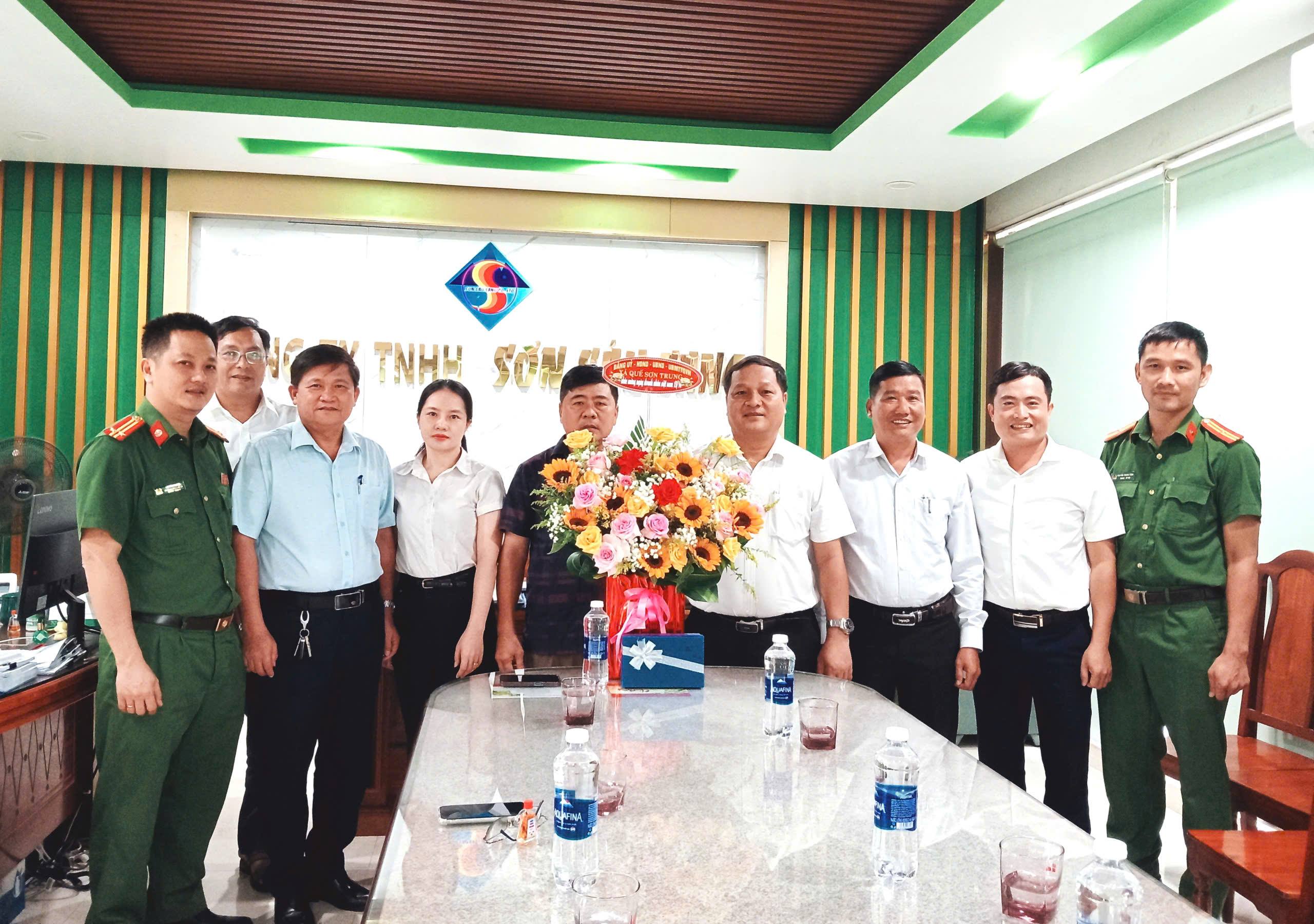Lãnh đạo xã Quế Sơn Trung thăm, chúc mừng Doanh nghiệp nhân Ngày Doanh nhân Việt Nam 13/10