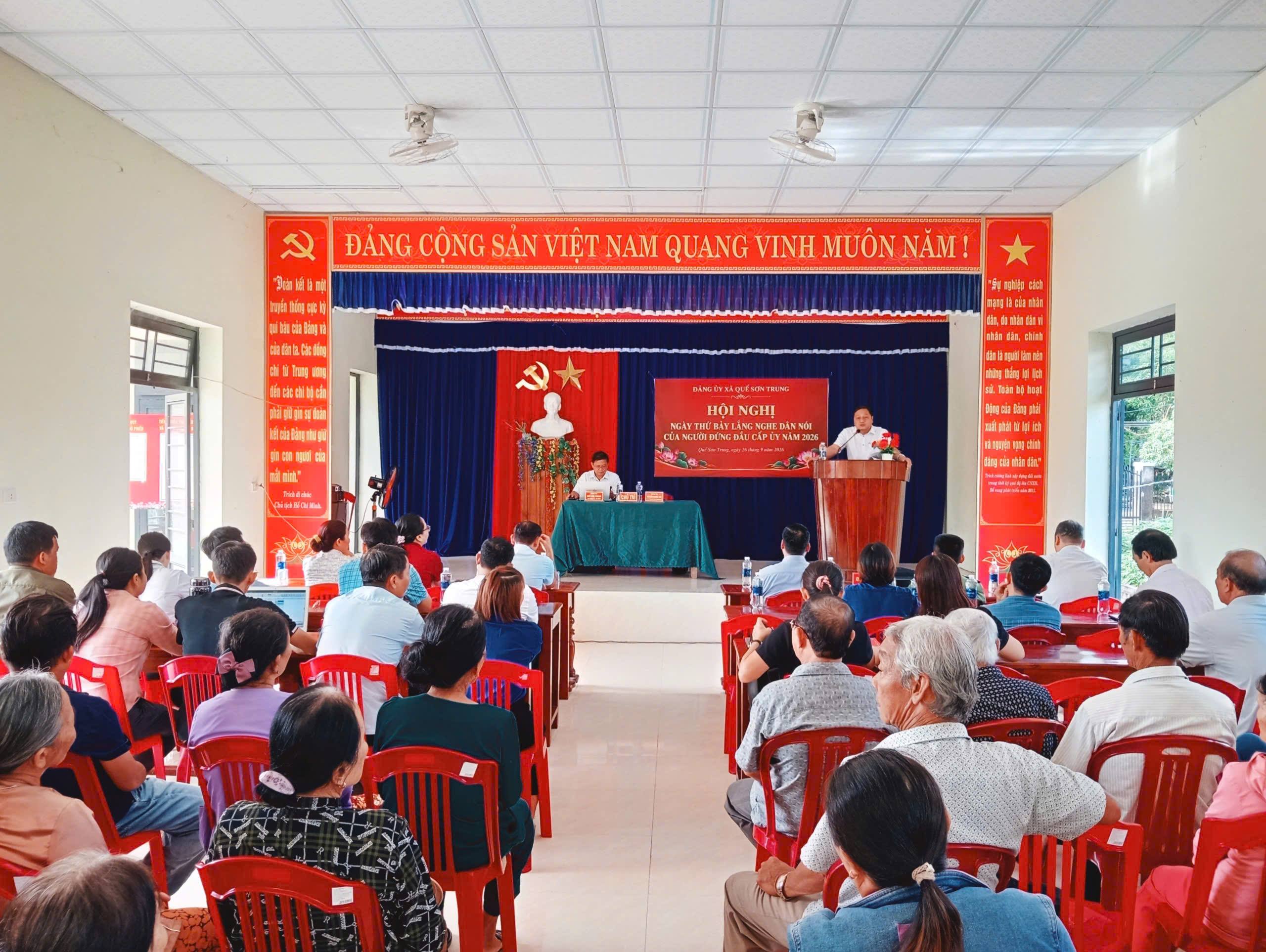 Bí thư Đảng ủy Quế Sơn Trung Lắng nghe dân nói vào ngày thứ bảy