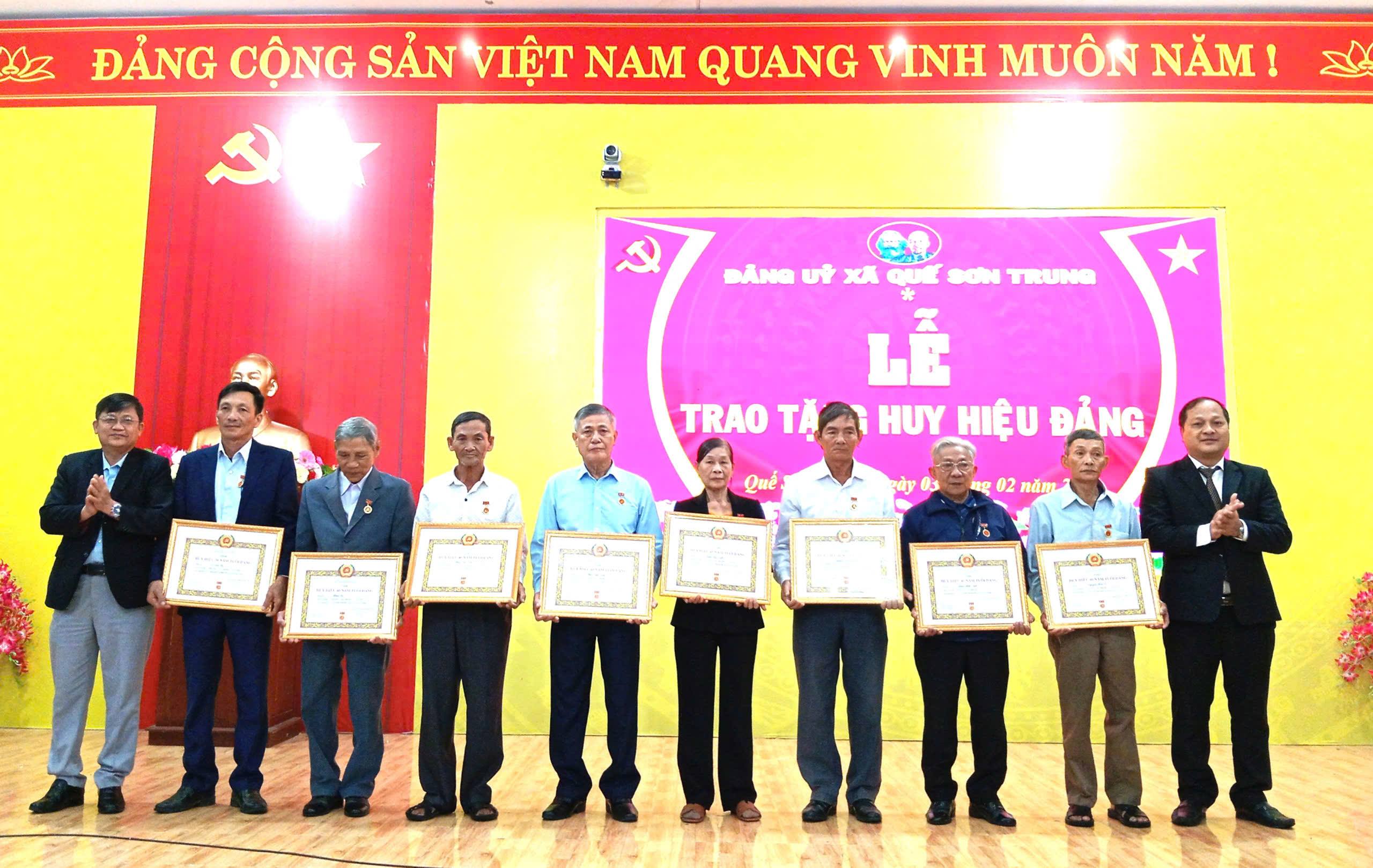 Đảng uỷ xã Quế Sơn Trung trao Huy hiệu Đảng cho 13 Đảng viên.