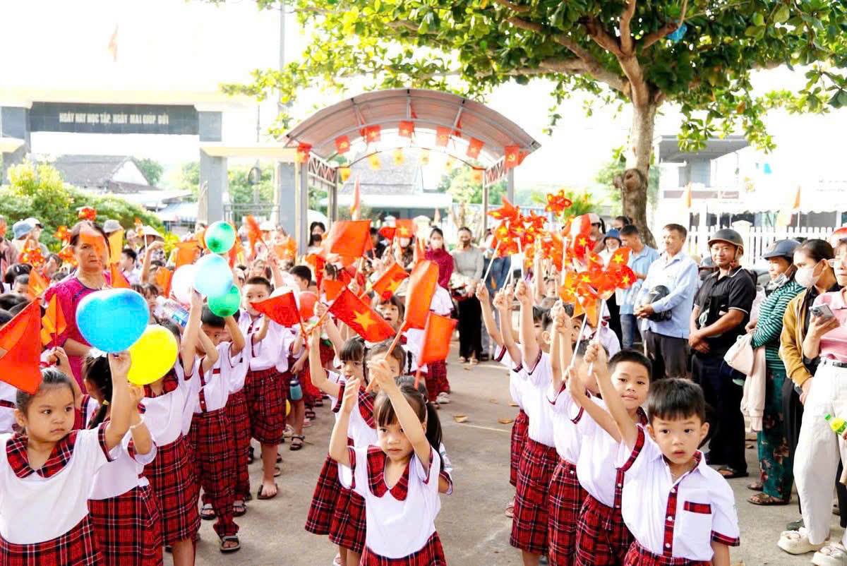 Rộn ràng Ngày hội Tựu trường - Khai giảng năm học mới tại các trường học trên địa bàn xã Quế Sơn Trung