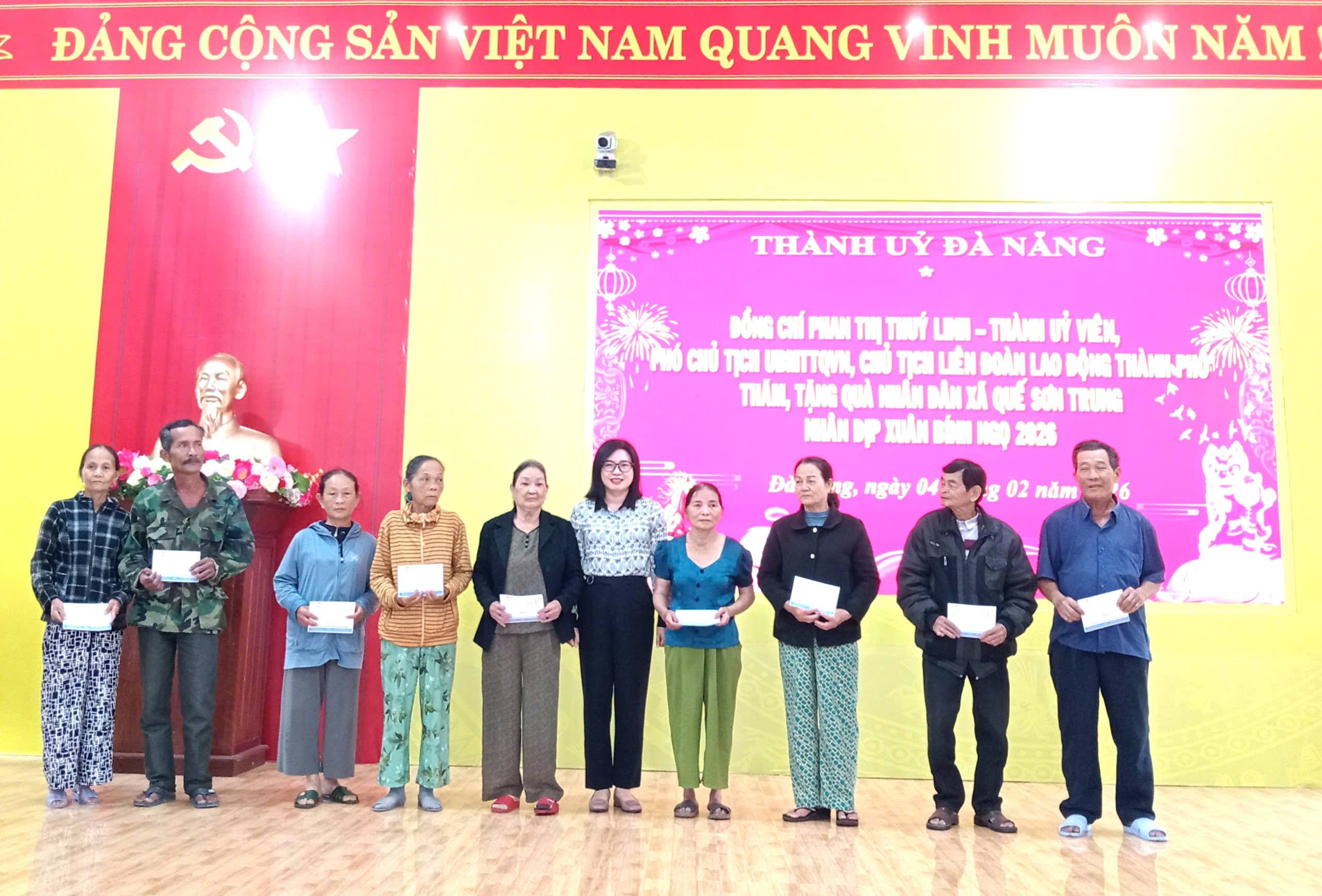 Chủ tịch Liên đoàn Lao động thành phố Đà Nẵng thăm, tặng quà Tết tại xã Quế Sơn Trung