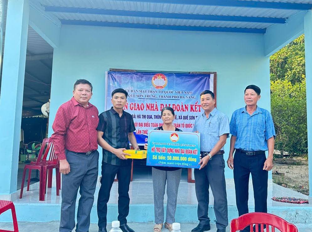 Bàn giao nhà Đại đoàn kết cho người dân xã Quế Sơn Trung.