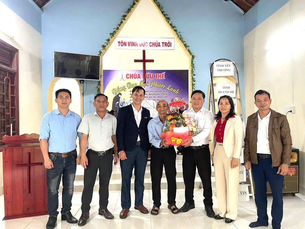 Lãnh đạo xã Quế Sơn Trung thăm, chúc mừng Giáng sinh năm 2025