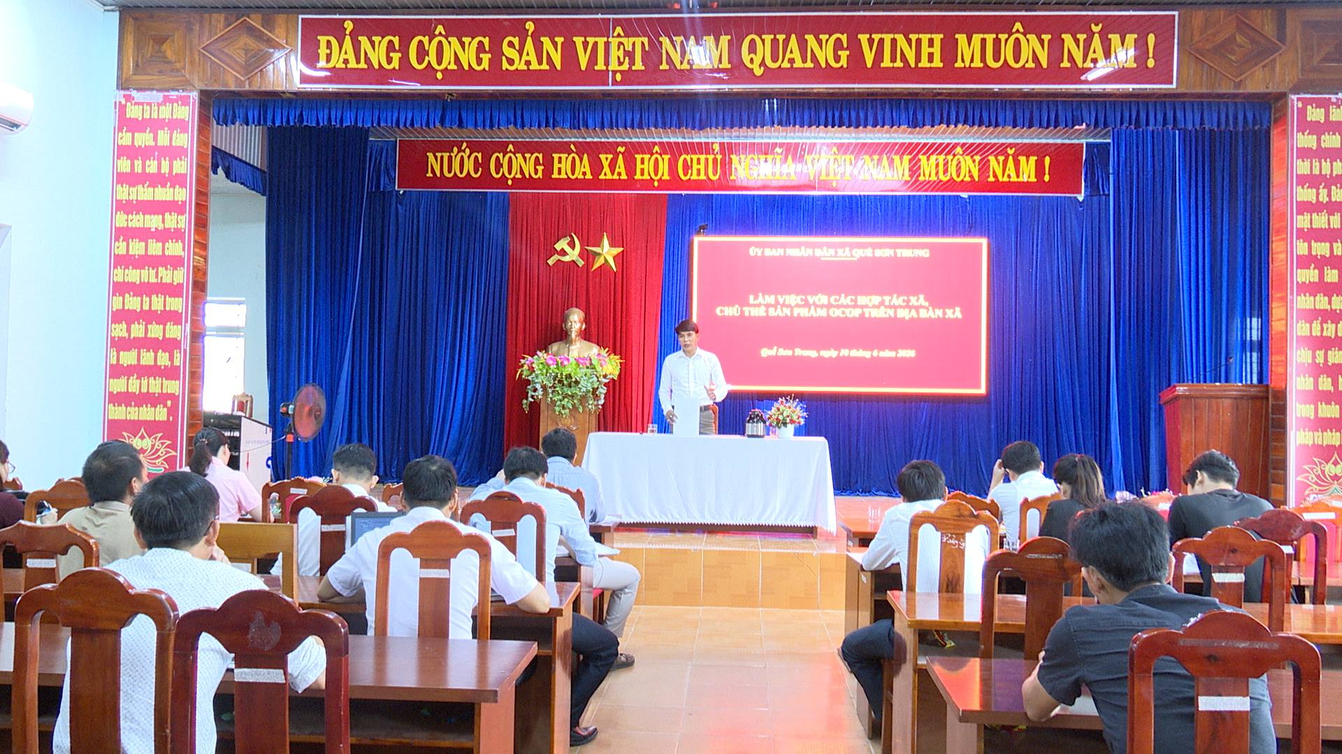 Lãnh đạo xã Quế Sơn Trung làm việc với các Hợp tác xã, Chủ thể OCOP.