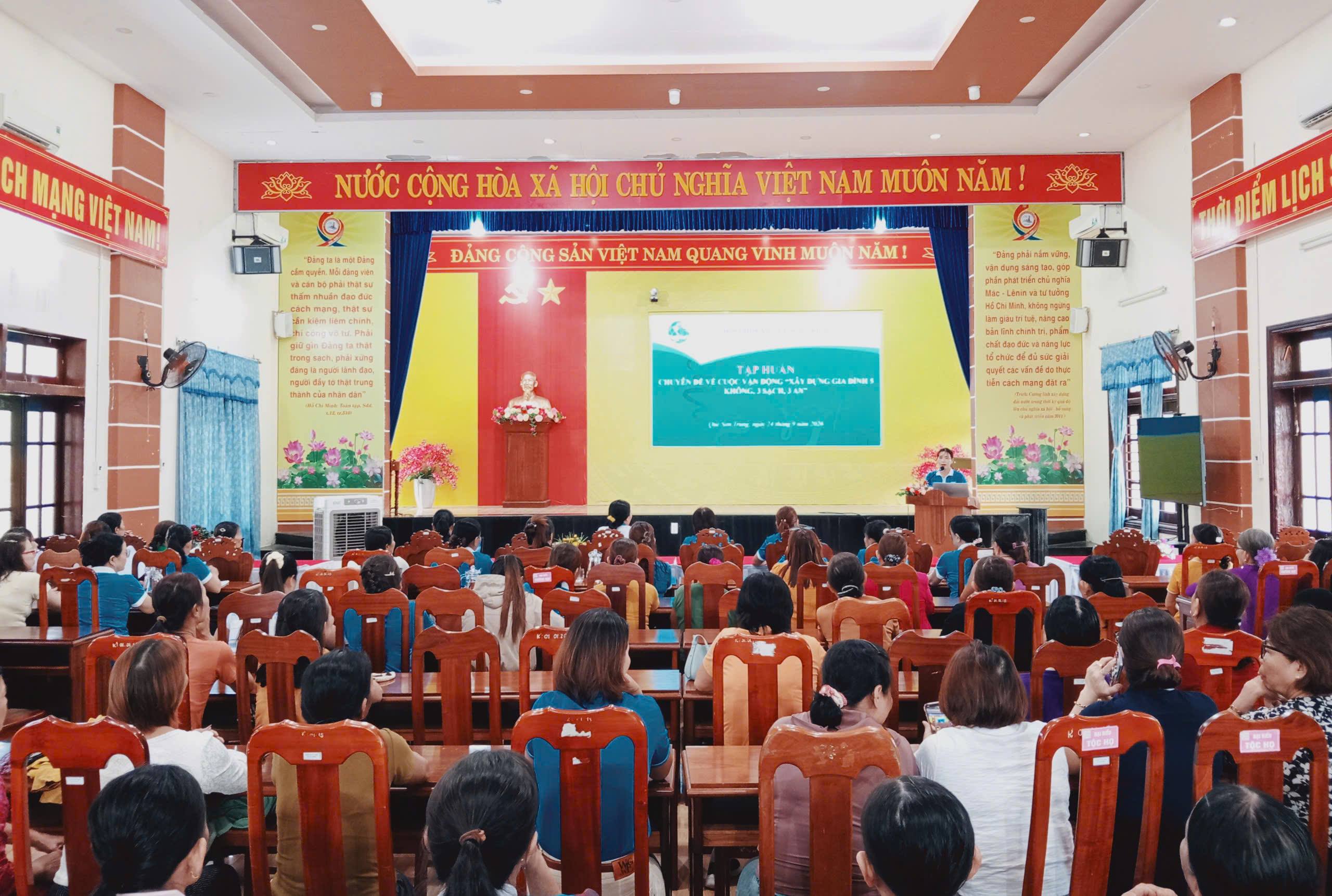 Hội Liên hiệp Phụ nữ xã Quế Sơn Trung tập huấn xây dựng Gia đình 5 không, 3 sạch, 3 an