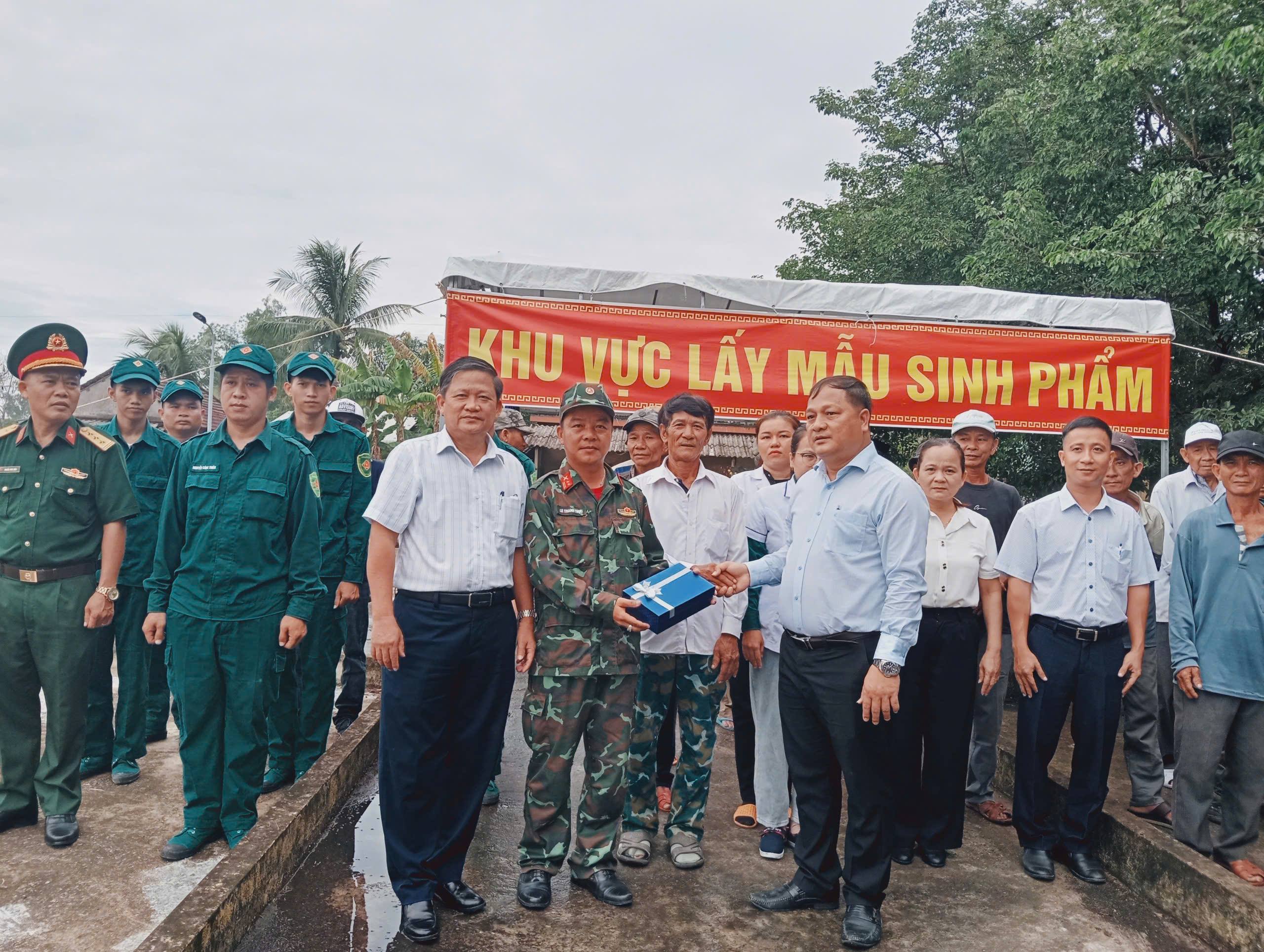 Lãnh đạo xã Quế Sơn Trung thăm, động viên lực lượng thực hiện Chiến dịch 500 ngày đêm
