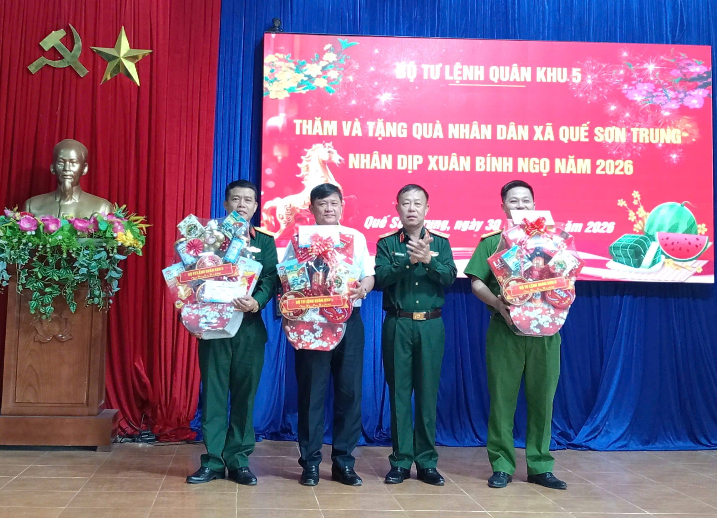 Bộ Tư lệnh Quân khu 5 thăm, tặng quà Tết tại xã Quế Sơn Trung.