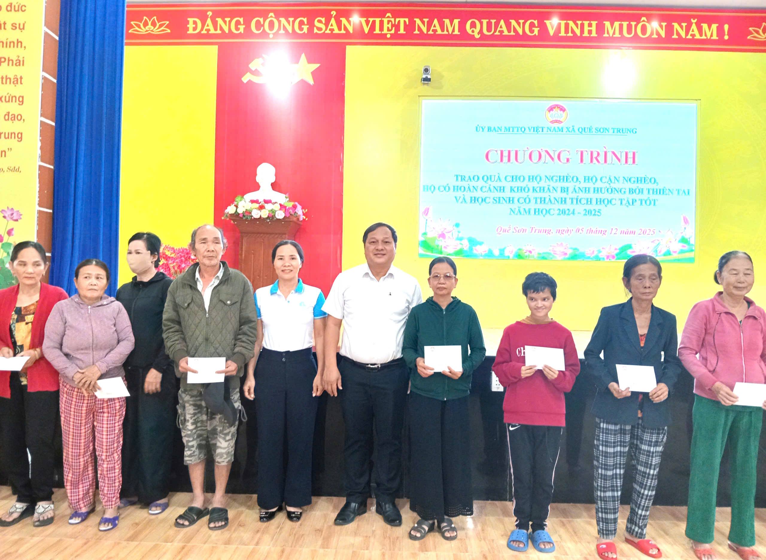 Trao quà cho người dân khó khăn xã Quế Sơn Trung.